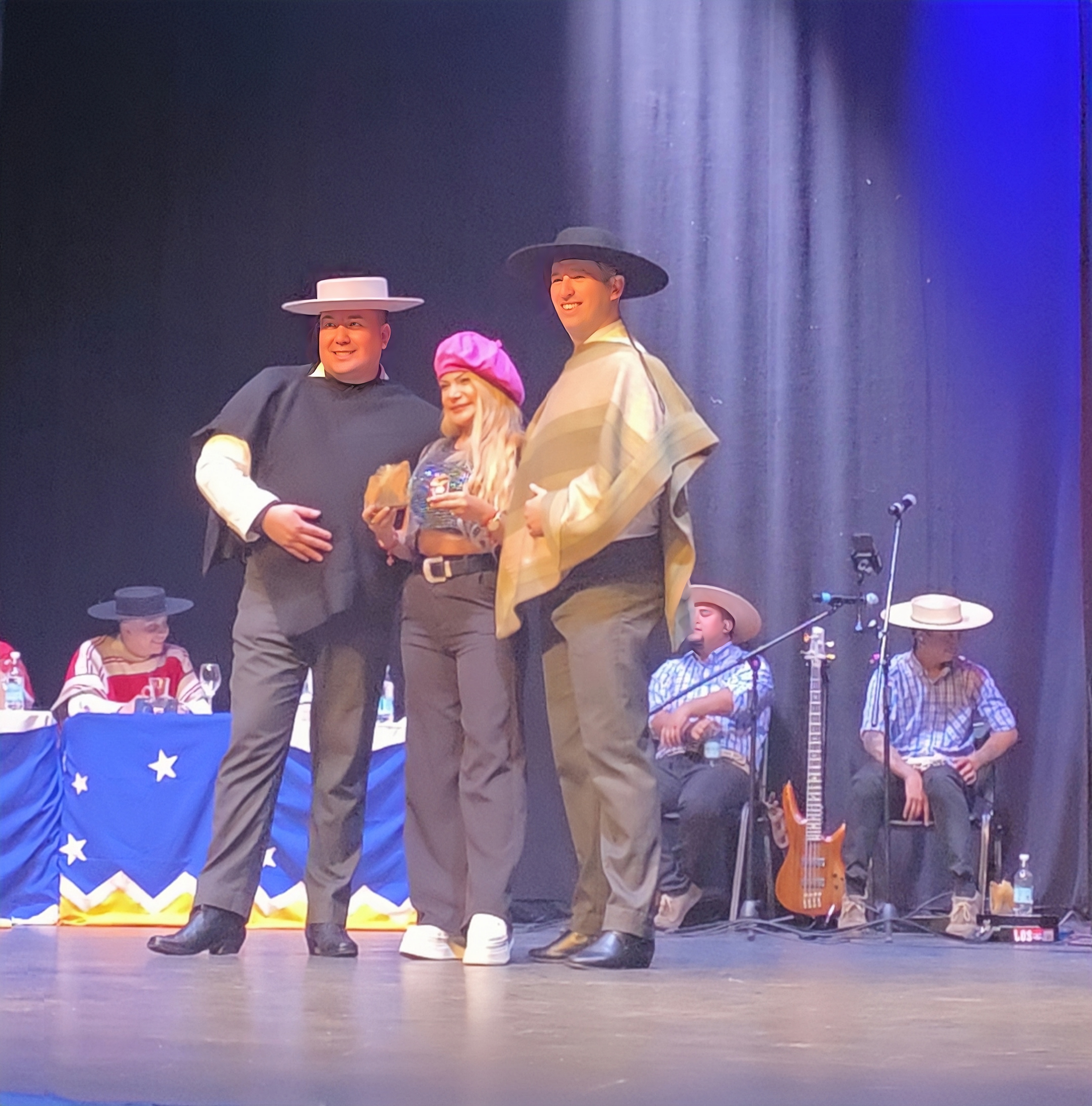 Mayra Ibañez recibe reconocimiento por su constante apoyo a la cueca magallánica