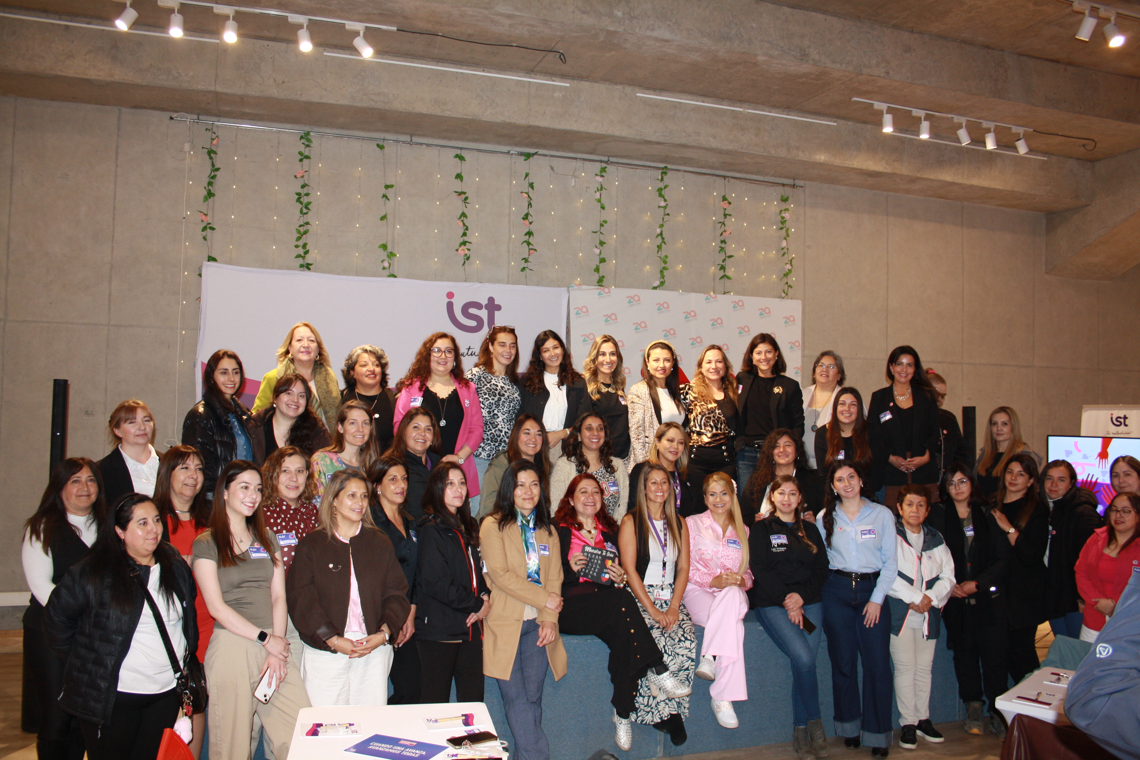 "Enredadas" conversatorio de liderazgo femenino